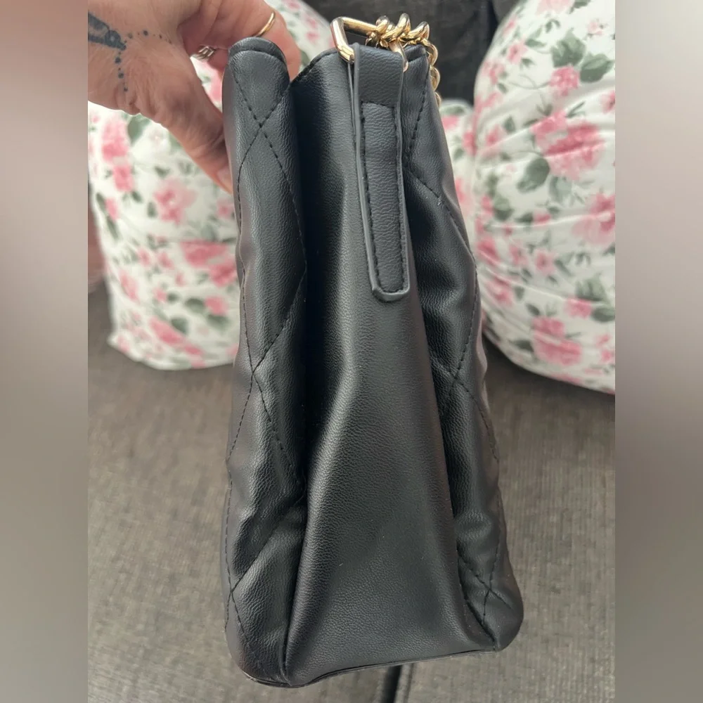 Steve Madden Black Quilted Crossbody Handbag w/ Gold Chain - Picture 4 of 14